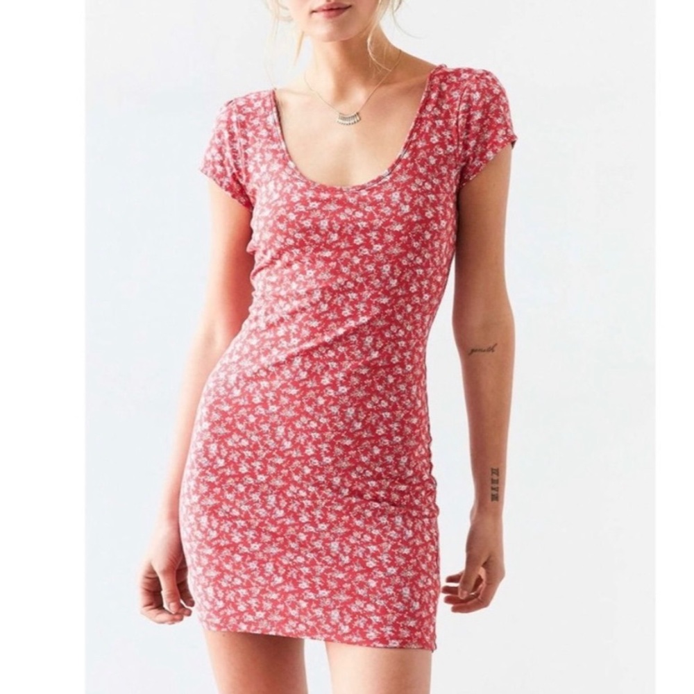 Red floral backless t-shirt dress